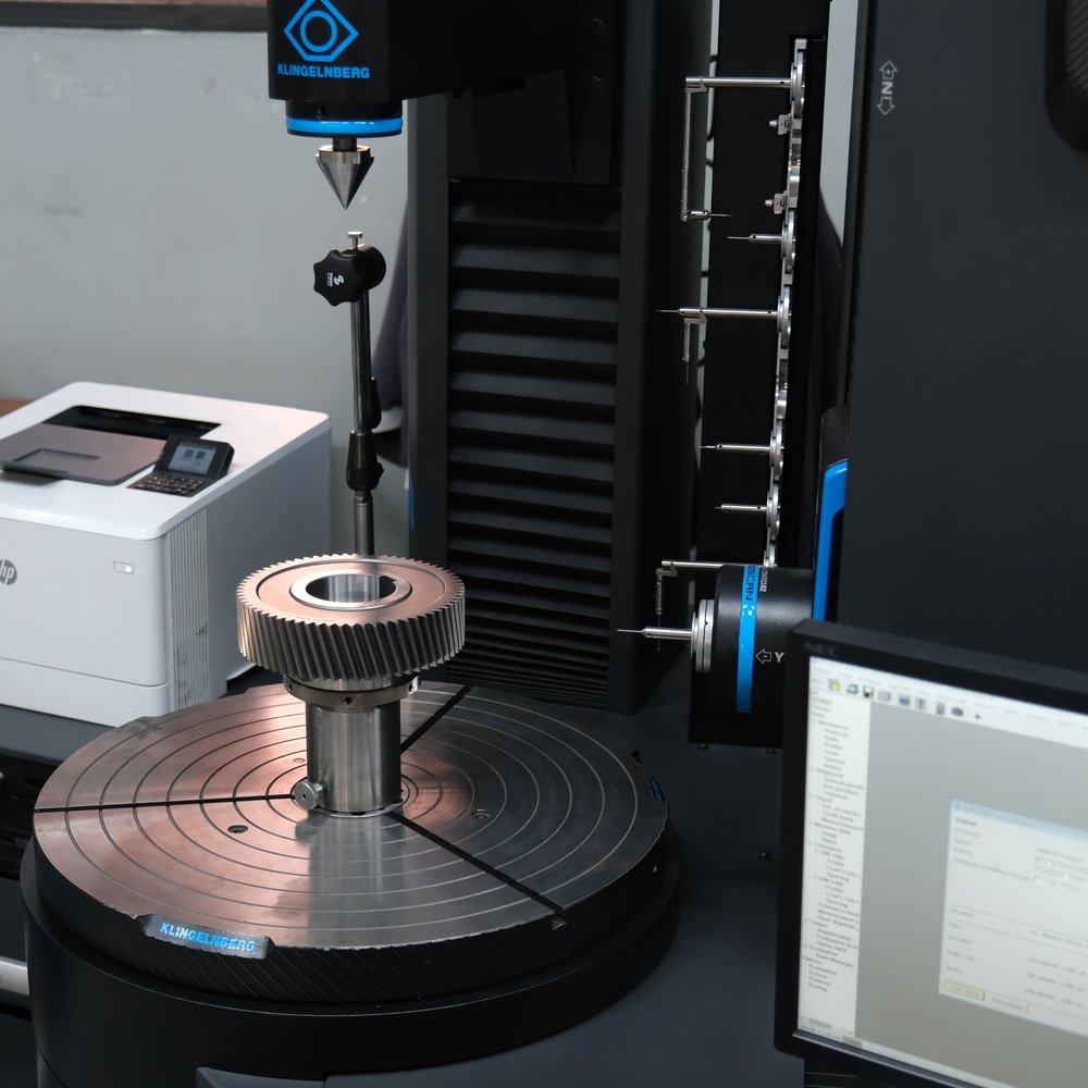 Klingelnberg gear measuring machine inspecting a helical gear with probe rack and software workstation